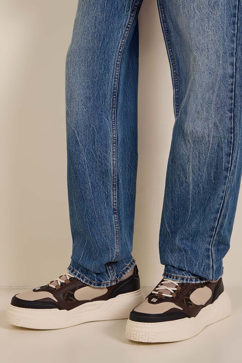 תמונת כל הלוק של נעלי סניקרס